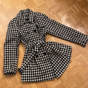 le château Black and White Houndstooth Trench Coat